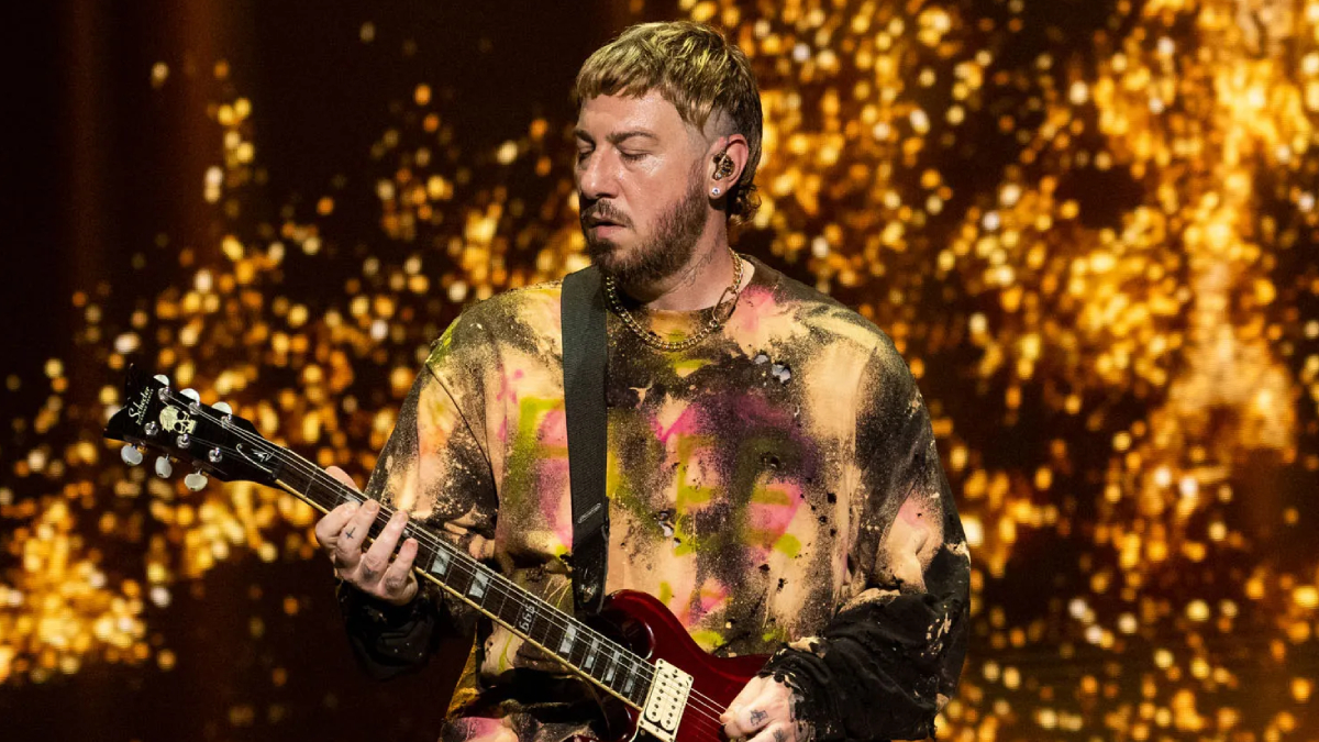 Zacky Vengeance d'Avenged Sevenfold se lance dans la country avec sa première chanson solo "Dark Horse"