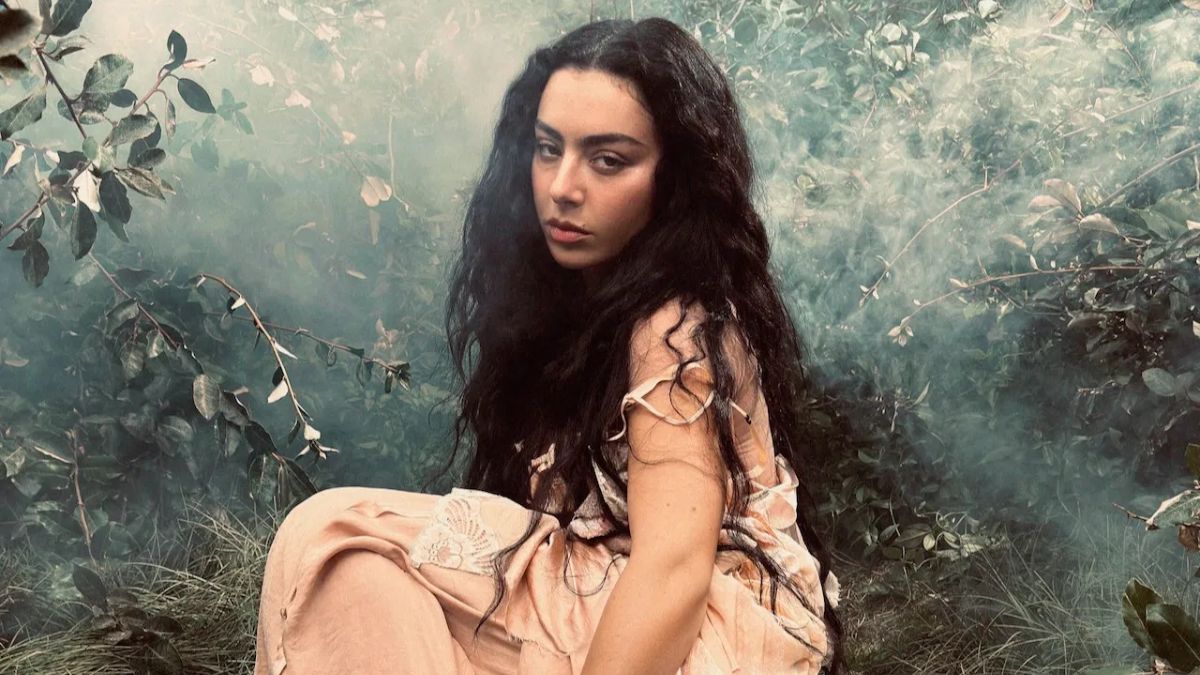 Charli XCX dévoile une nouvelle chanson émouvante "Wall of Sound": Stream
