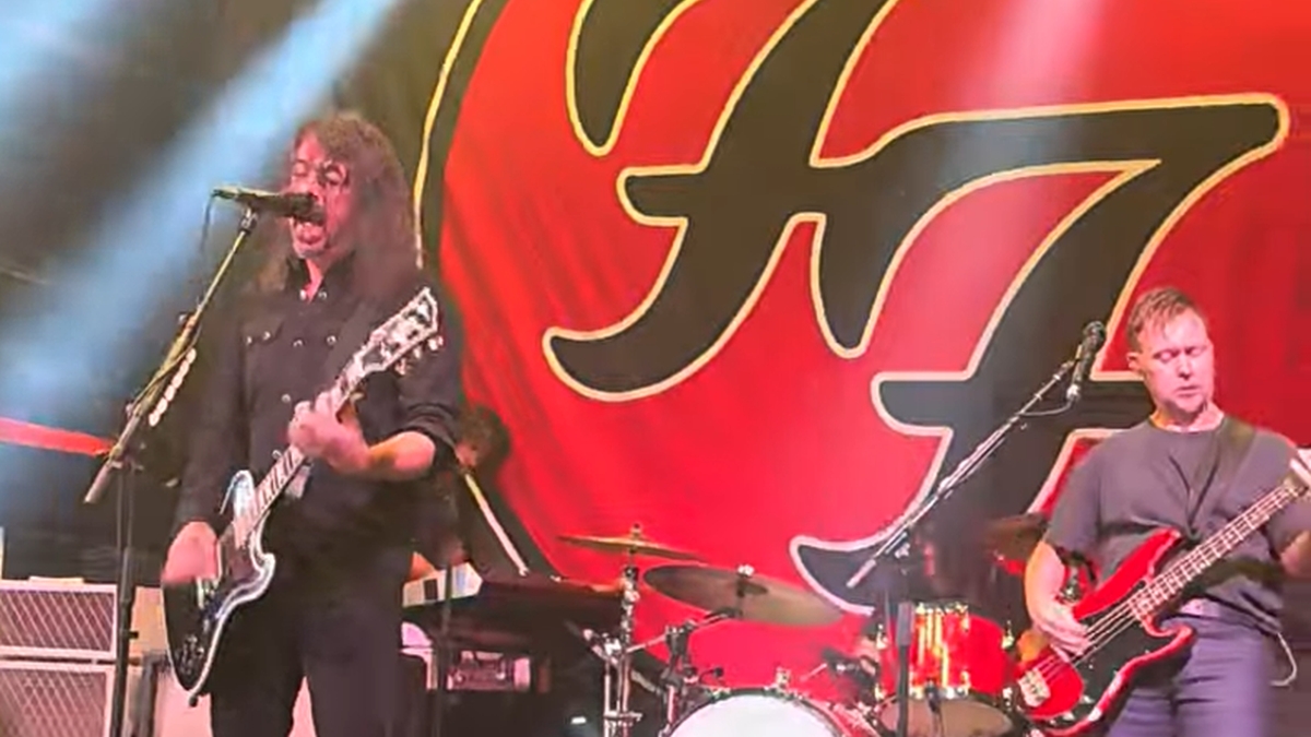 Les Foo Fighters lancent une nouvelle chanson "Of All People" en Irlande : regardez
