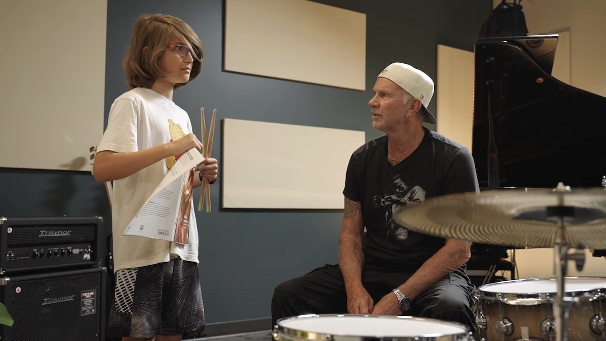 Chad Smith des Red Hot Chili Peppers surprend les étudiants en batterie en tant que professeur suppléant