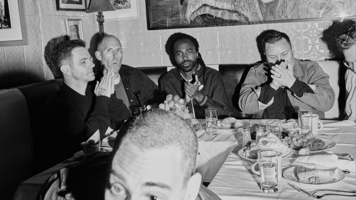 Bleachers annonce un nouvel album à tous pendant dix minutes et révèle "vous et pour toujours"