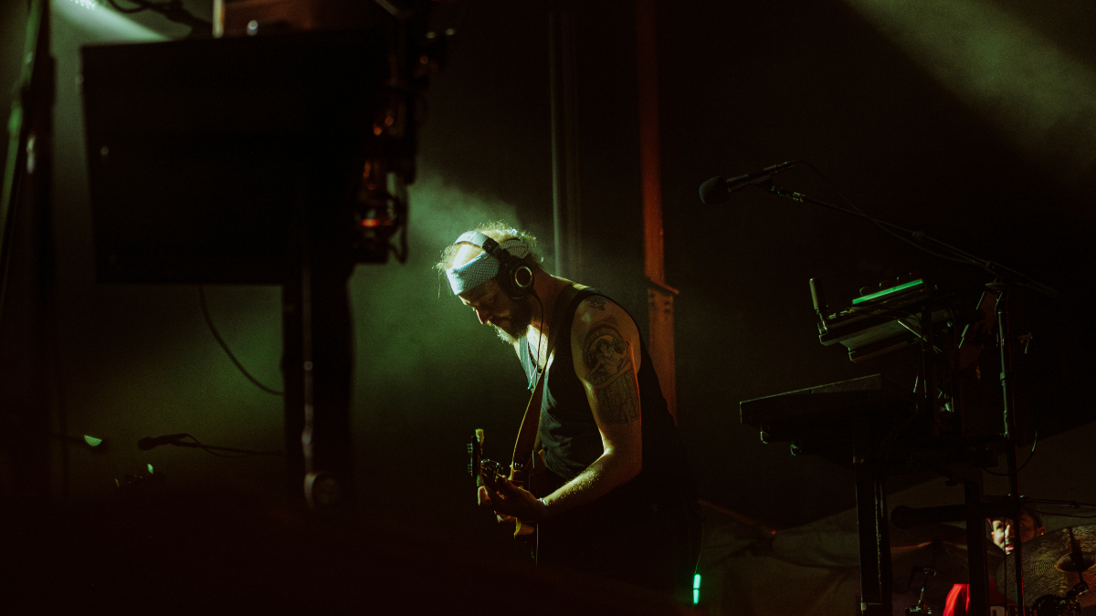 Bon Iver annonce la série d'archives VOLUMES et partage "HEAVENLY FATHER" : diffusion en continu