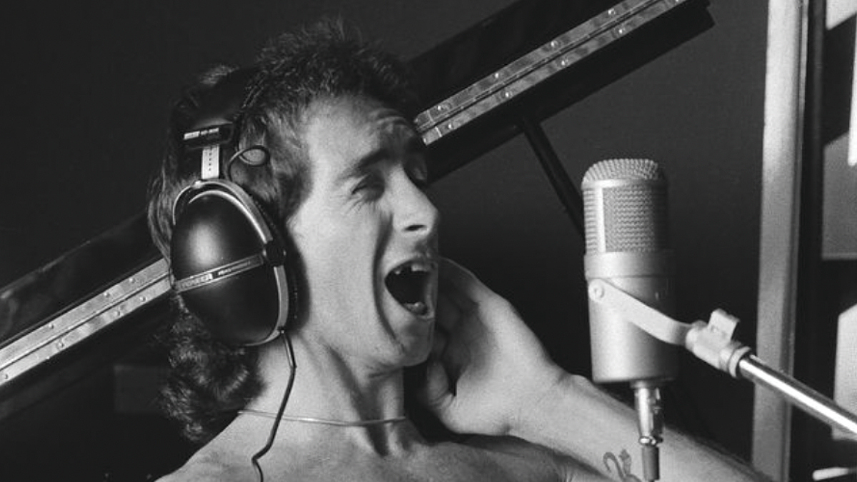 Bon Scott's Estate annonce une campagne commerciale pour le 80e anniversaire du regretté chanteur d'AC/DC