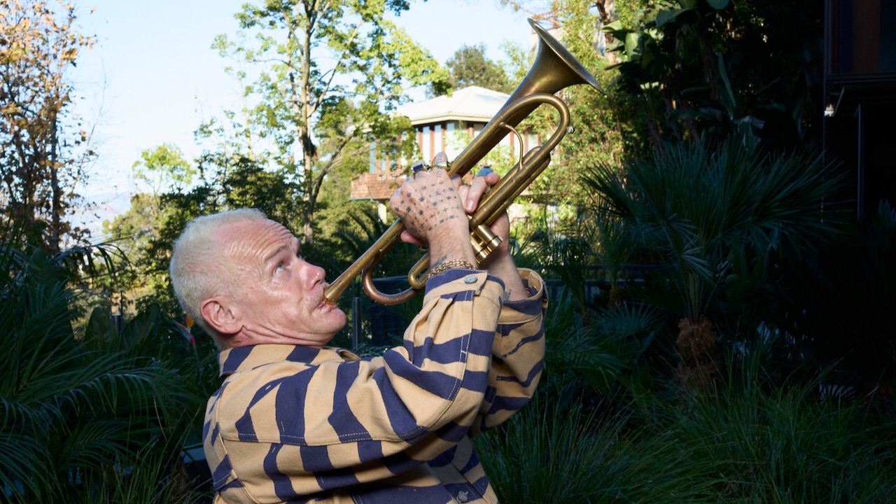 Flea dévoile une reprise délirante de "Thinkin Bout You" de Frank Ocean : stream