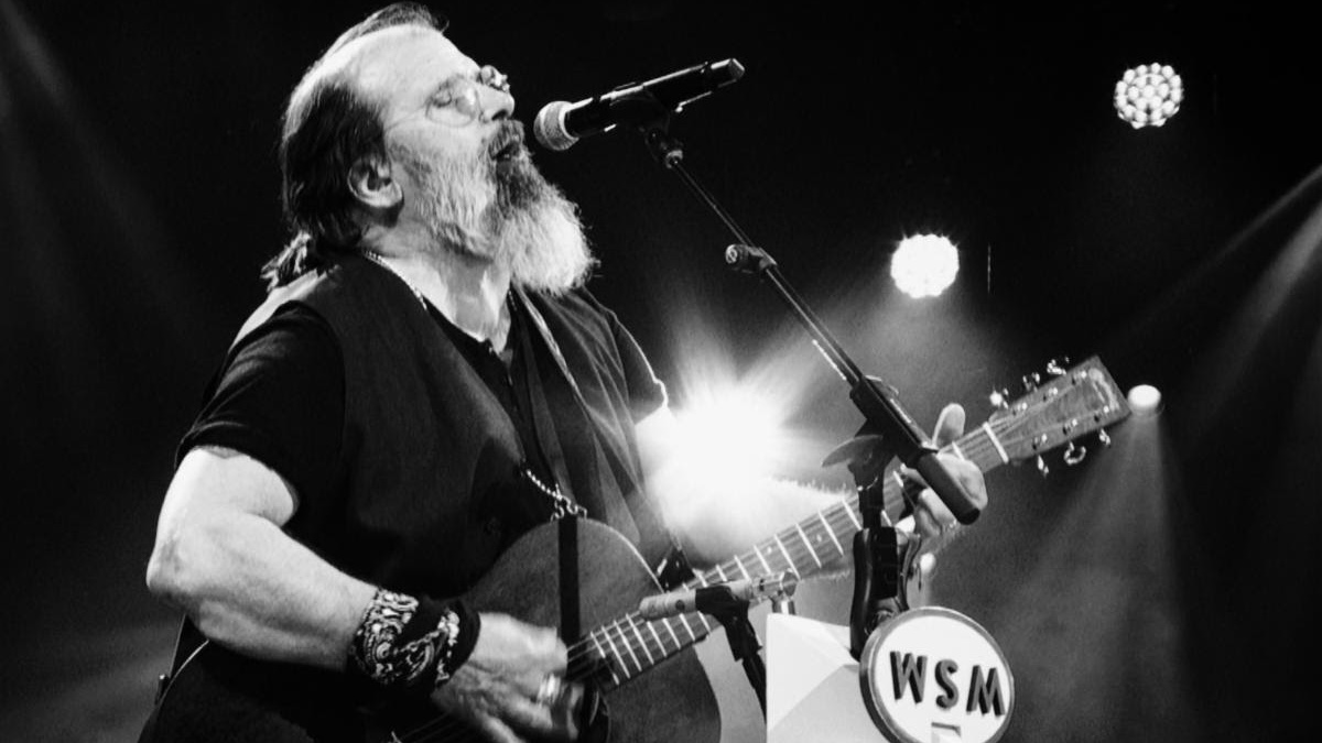 Steve Earle annonce une tournée nord-américaine de 2026 avec plus de 70 dates