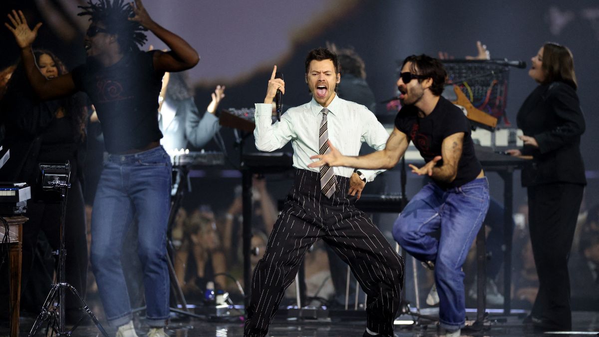 Harry Styles donne le coup d'envoi des BRIT Awards avec "Aperture" : regardez