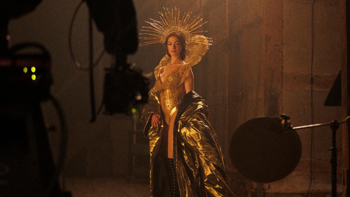 Anne Hathaway chante la chanson "Burial" écrite par Charli XCX de la bande originale de Mother Mary