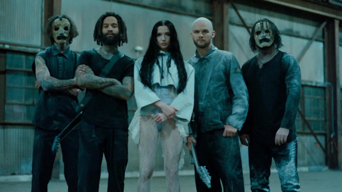 Poppy dévoile une vidéo torride "Dying to Forget" avec des membres de Knocked Loose et House of Protection