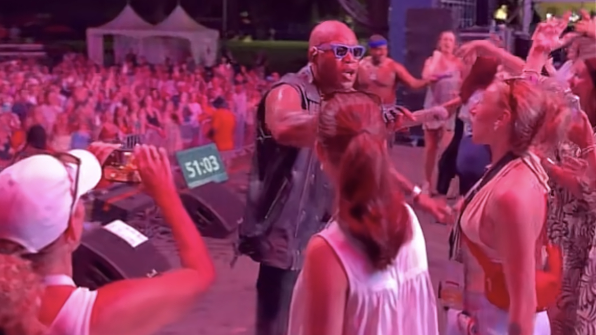Flo Rida se présente à la grande foire de l'État américain et attire une foule très blanche