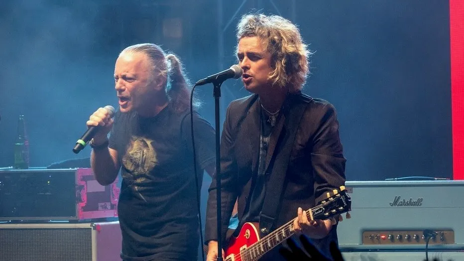 Bruce Dickinson rejoint Billie Joe Armstrong sur scène pour reprendre "All the Young Dudes"