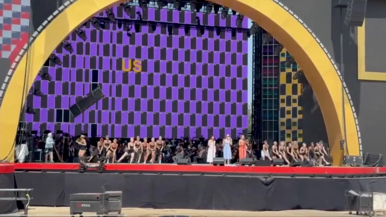 De jeunes danseurs ont failli être frappés par la chute d’une scène à la Great American State Fair