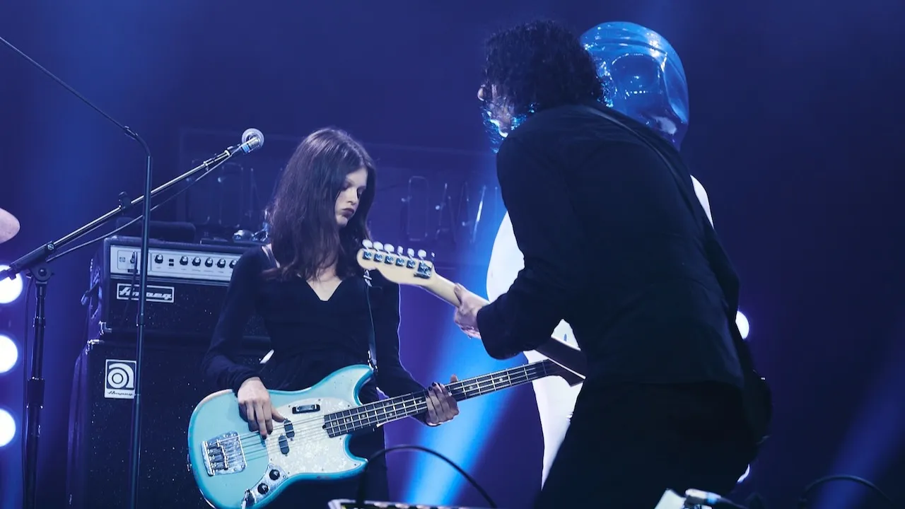 Jack White rejoint sa fille Scarlett White à la basse pour trois chansons à Brooklyn