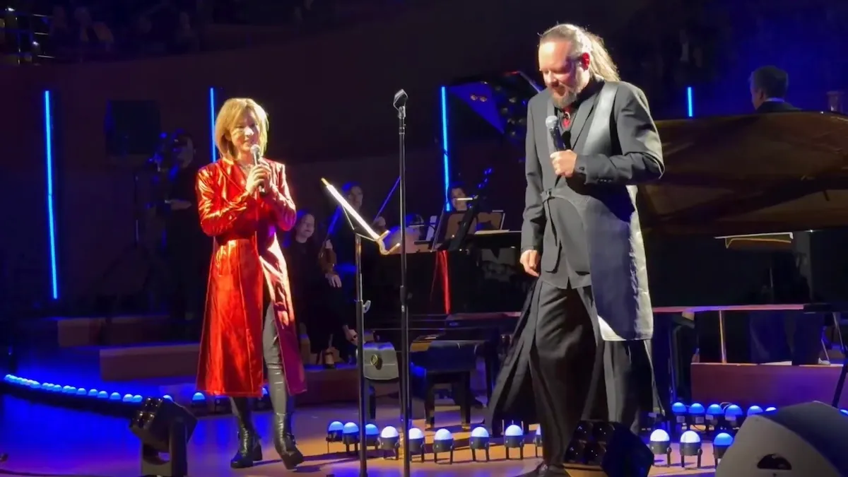 Jonathan Davis de Korn rejoint Yoshiki pour une interprétation classique de "Freak on a Leash"