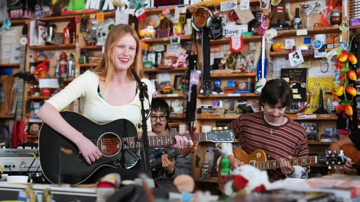 Audrey Hobert apporte beaucoup de charme au premier concert de Tiny Desk : regardez