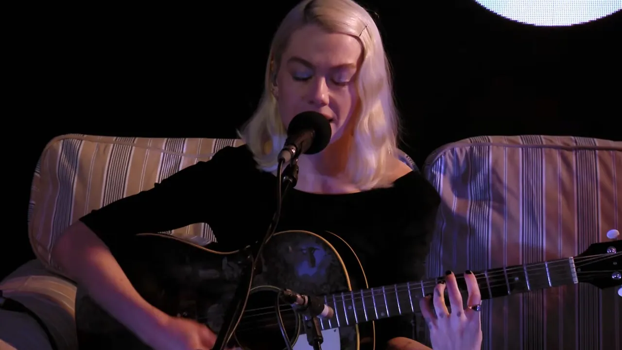 Phoebe Bridgers reprend "Lithium" de Nirvana sur BBC 1 Live Lounge