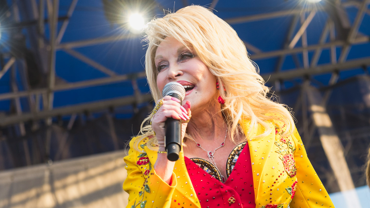 Proposition de renommage de l'aéroport Dolly Parton de Nashville annoncée par le gouverneur du Tennessee