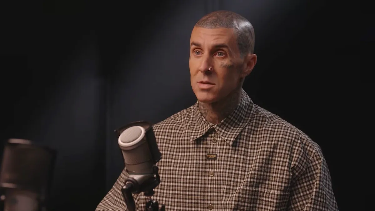 Travis Barker parle de l'accident d'avion et du décès de sa mère dans une nouvelle interview