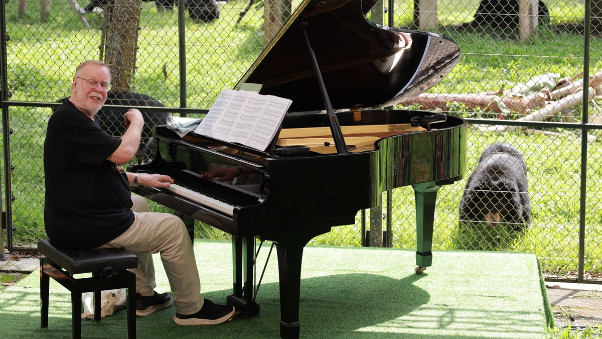 Rick Wakeman donne un concert pour 150 ours lunaires sauvés au Vietnam