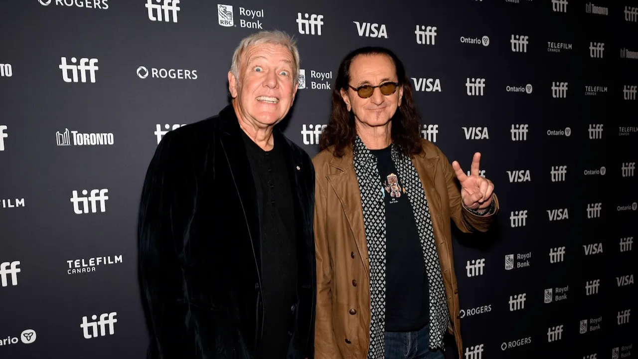 Geddy Lee et Alex Lifeson de RUSH prennent la parole lors de la première du documentaire Neil Peart