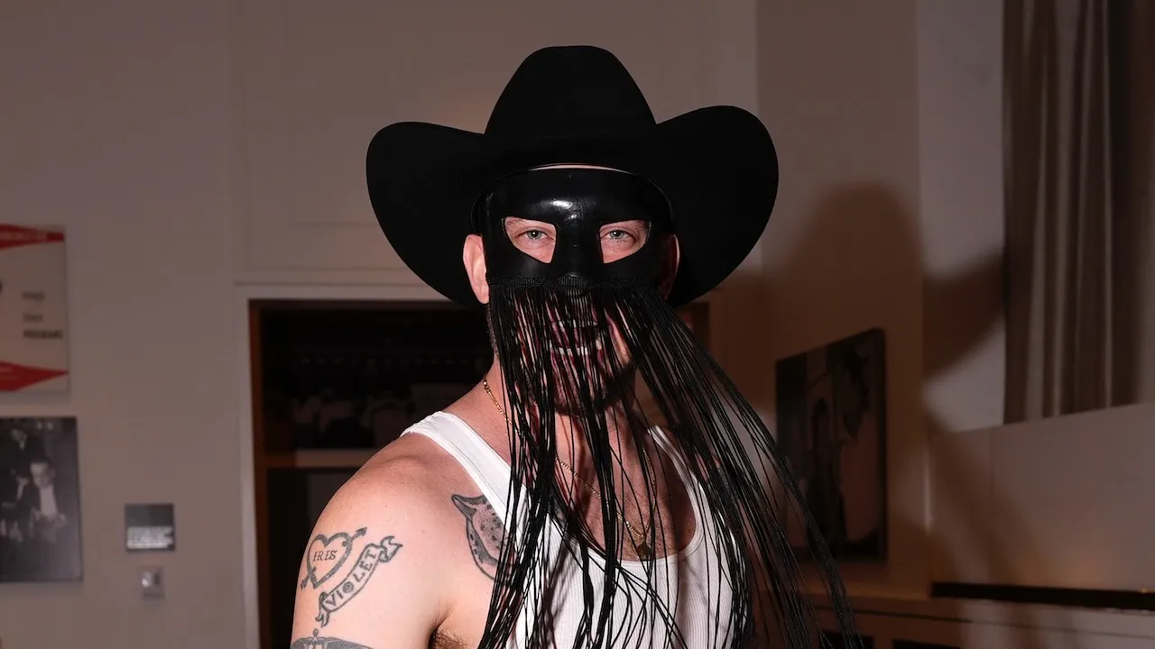 Orville Peck dit qu'il s'est embrassé avec un joueur des LA Raiders