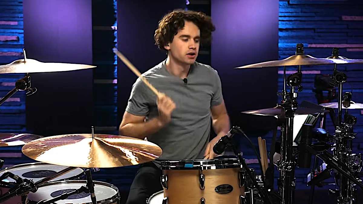 Le batteur de The Offspring, Brandon Pertzborn, joue une chanson de Michael Jackson