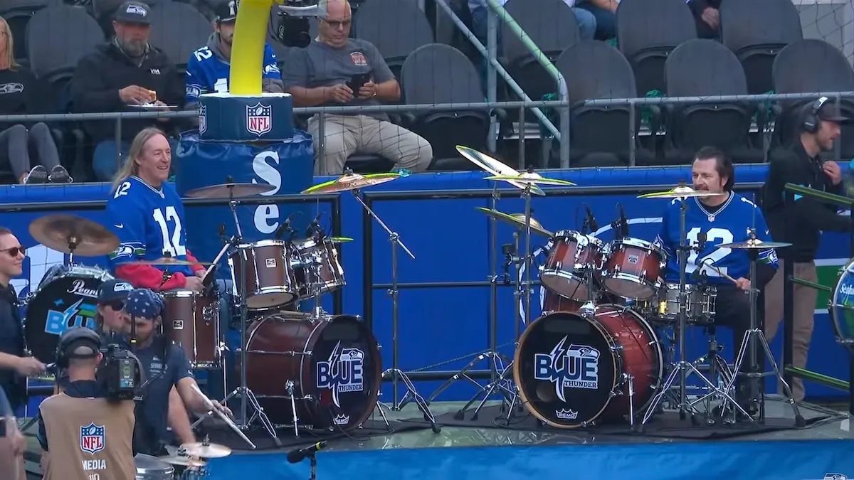 Danny Carey de Tool et John Tempesta de The Cult se produisent avec Seahawks Drumline