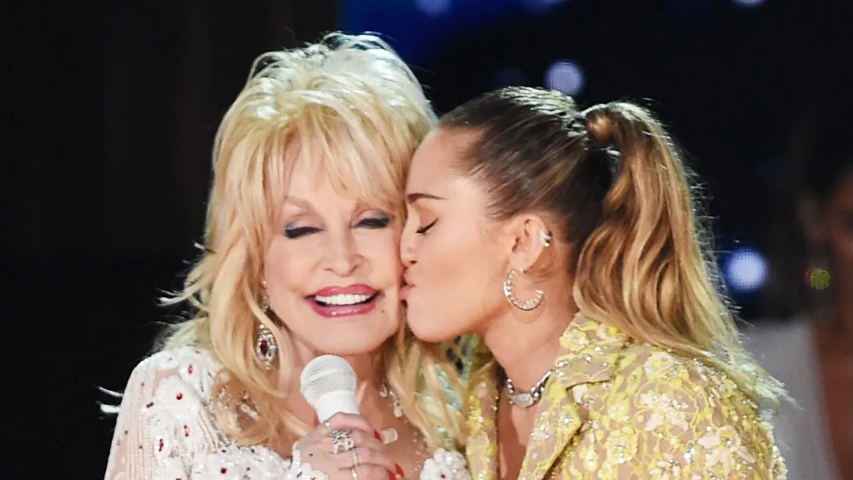 Miley Cyrus rend hommage à Dolly Parton au concert de retour du Hollywood Bowl
