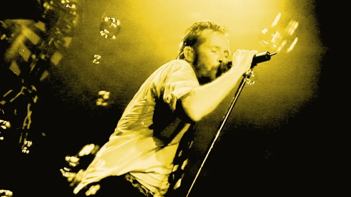 Regardez des images inédites de Scott Weiland interprétant « Vasoline »