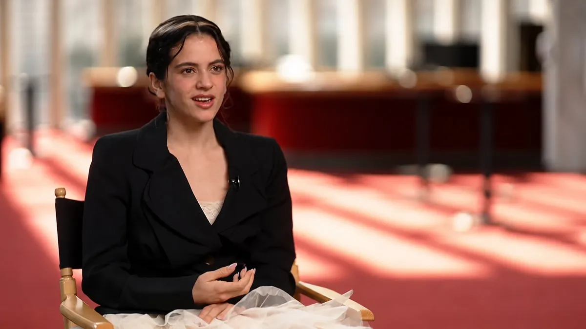 Rosalía dit qu'elle n'écoute jamais ses propres albums et qualifie cela de « torture »