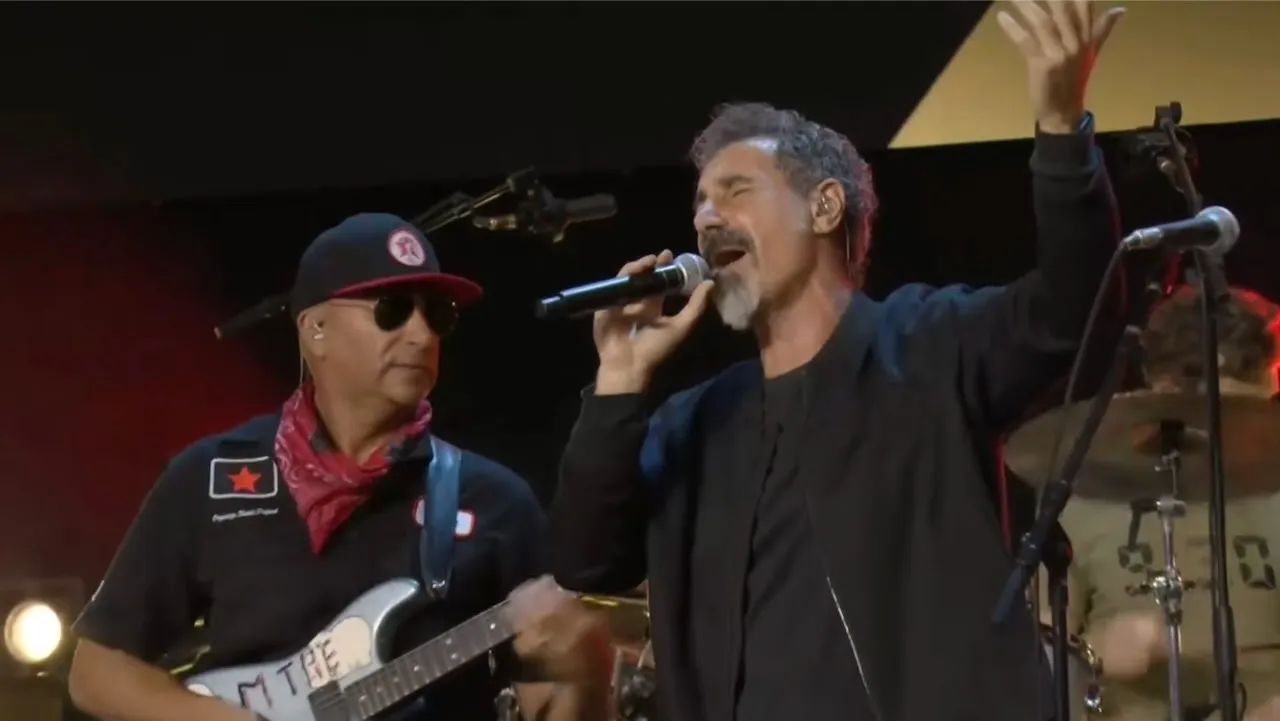 Serj Tankian reprend "Like a Stone" d'Audioslave avec Tom Morello au Power to the People Fest