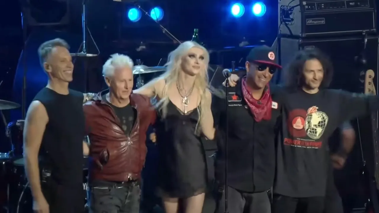 Taylor Momsen, Mike McCready et Matt Cameron jouent à Soundgarden au Power to the People Fest